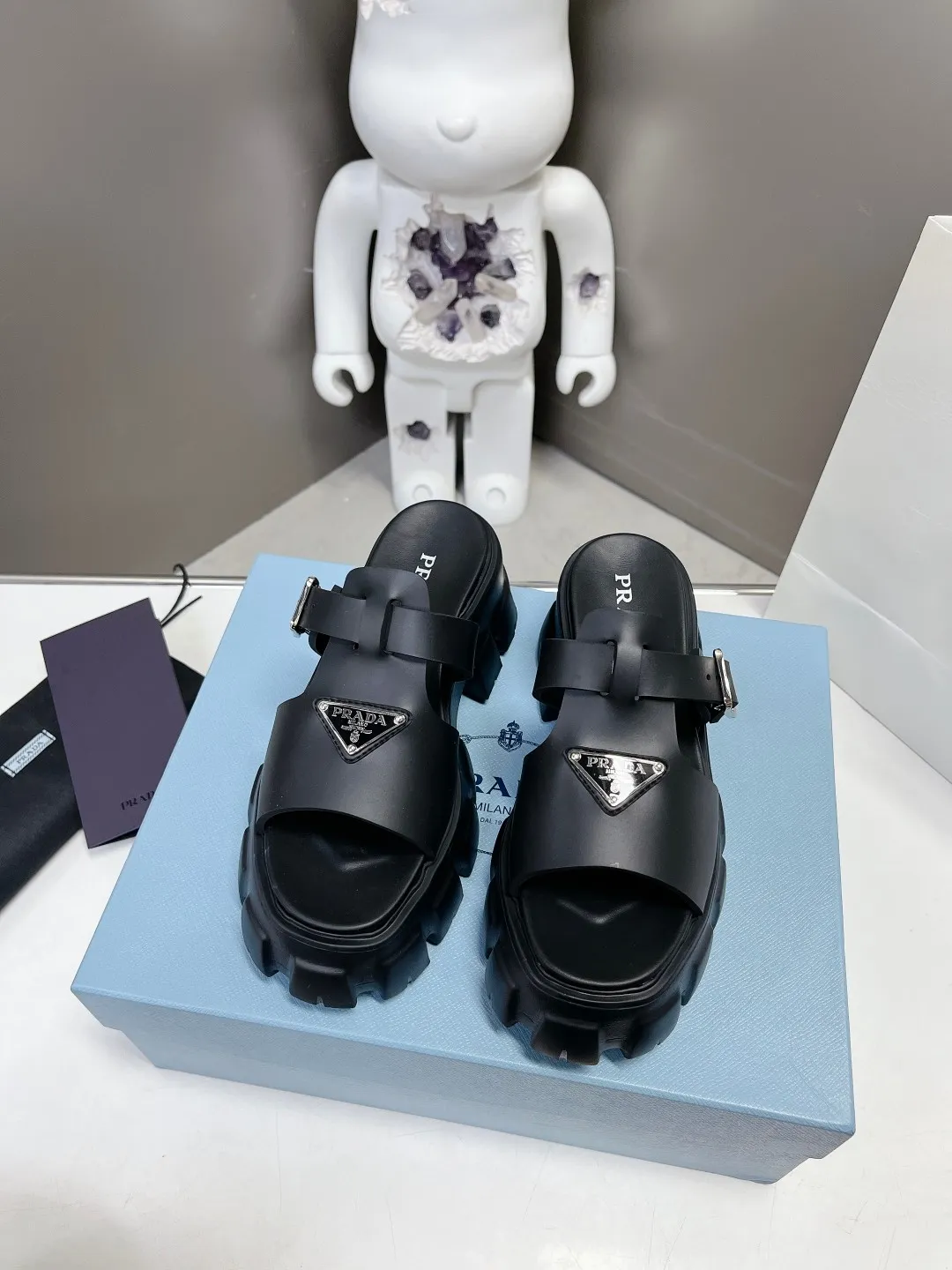 👟👟Ex-factory price 460👟👟 Super popular prada 2023 latest spring and summer zigzag Roman braid ultra-light thick-soled rubber sandals E64. Retro, fashionable and avant-garde gears with 55mm thick soles and rubber uppers make the whole pair of shoes light and comfortable. Bright colors provide a variety of choices for fashionable people with different styles! The iconic metal triangle logo is paired with the shape of ancient beach sandals. Every design element is fashionable! Code number 35-40